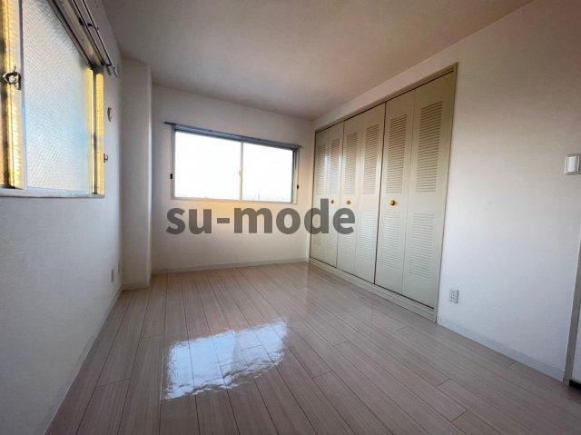 エイト摂津の洋室