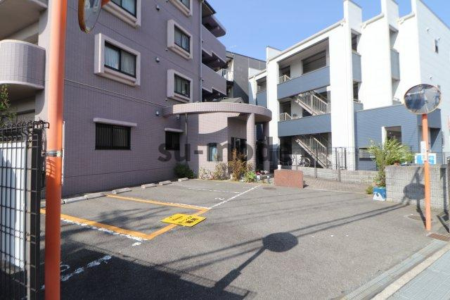 ピュアプレイスの駐車場