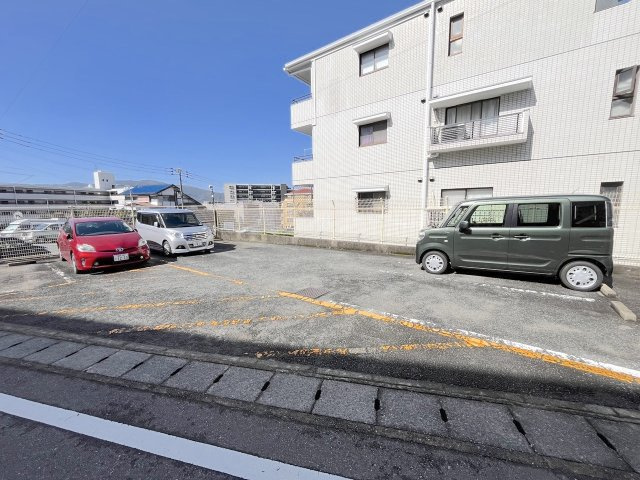 パークハイム寺塚の駐車場