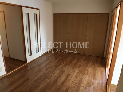 【寝室】 | ＷＩＮＧ１号館 | 広くて明るい寝室