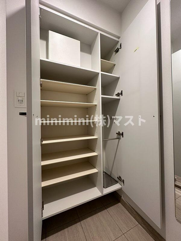 レジュールアッシュ谷町四丁目グランクラスの玄関