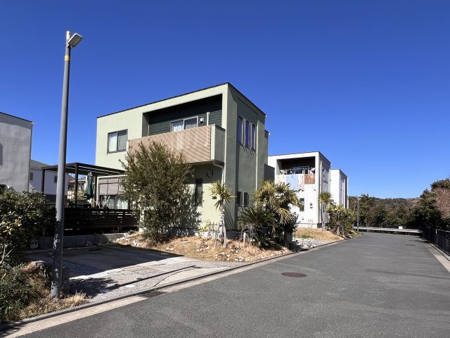 平成28年6月築　バーゴラ付きウッドデッキのある庭の外観|外観