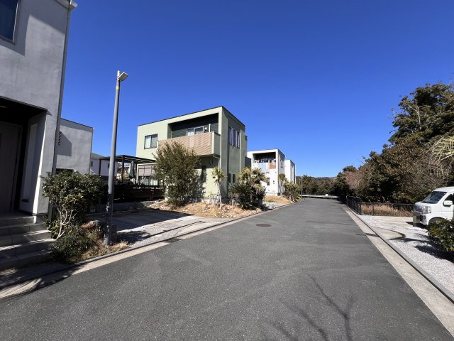 平成28年6月築　バーゴラ付きウッドデッキのある庭の前面道路含む現地写真|前面道路