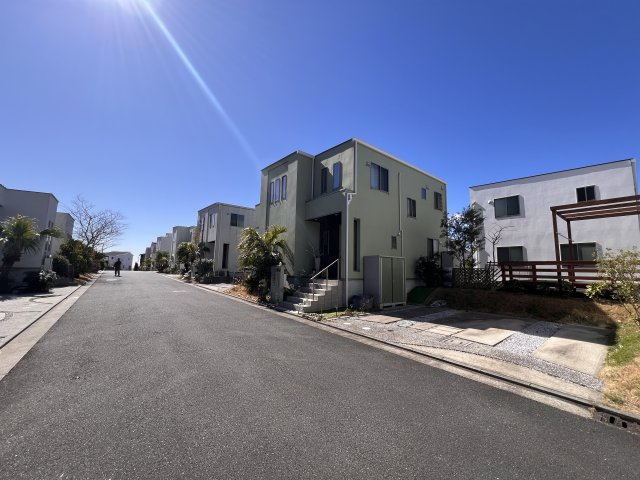 平成28年6月築　バーゴラ付きウッドデッキのある庭の前面道路含む現地写真|前面道路