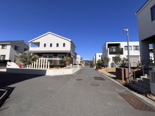 平成28年6月築　バーゴラ付きウッドデッキのある庭の周辺|閑静な住宅街