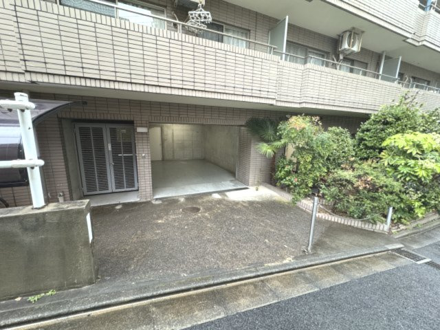 フラット赤羽の駐車場