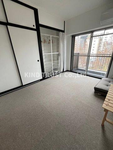 メゾン北梅田の居間・リビング|こちらのリビングで趣味の時間をお楽しみください