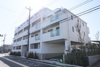 モダンな明るい雰囲気の４階建て鉄骨マンションです♪