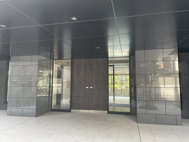 プレサンスロジェ京橋のエントランス|開放的でおしゃれなエントランス