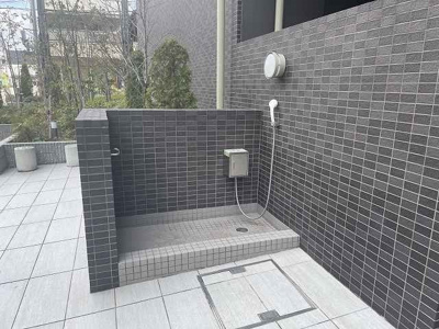 【その他共用部分】 | プレサンスロジェ京橋 | ペット飼育可能マンション！共用部にはペットのための洗い場もございます。