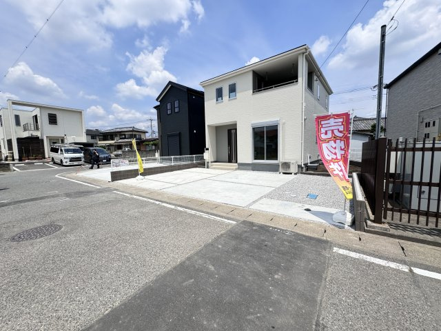 新築　高崎市下小鳥町第7　Livele Garden.S　2号棟の駐車場|現地写真　 駐車スペース広々！建物南側に並列で３台置けます♪					
