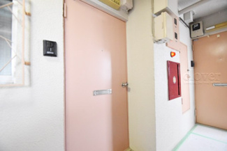 【その他共用部分】 | 皆様をお迎えする、お部屋の玄関ドア。開けやすさや開放角度、ドアノブの操作しやすさや鍵の形状などを、現地で一度ご確認ください。～即日のご見学可能～　お問合せはお気軽にどうぞ。
