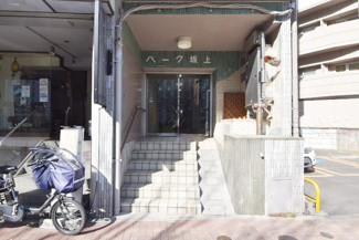 【エントランス】 | お客様を、そして住人を出迎えてくれるマンションのエントランス。ゴミが落ちていないことからも、管理状態の良さや住民の節度の高さが見て取れます。～即日のご見学可能～　お問合せはお気軽にどうぞ。
