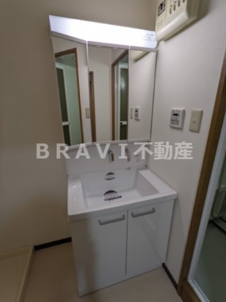 コーシン本町橋 BRAVI不動産の独立洗面台|【コーシン本町橋】独立洗面台、小物を置くことができて便利です