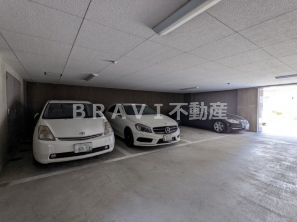 コーシン本町橋 BRAVI不動産の駐車場|【コーシン本町橋】駐車場完備です
