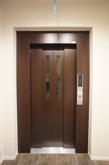 【その他共用部分】 | 上階まで楽々なエレベーターを設置しています（施工中です）