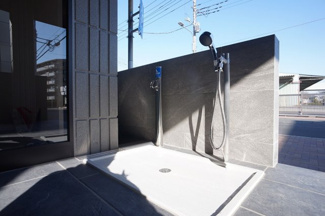 【その他共用部分】 | 建物エントランス前のペット足洗い場です（施工中です）