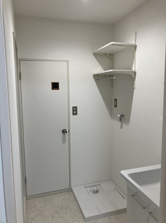 【展望】 | ※参考写真※洗面所内、シャンプードレッサー横にある室内洗濯機置き場です♪室内に置けるので洗濯機が傷みにくい☆

