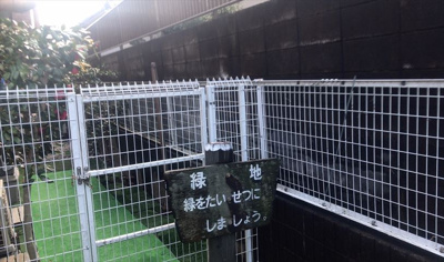 【庭】 | ライオンズマンション町田南 | 物件によっては、入居者が個人的に使用できる専用庭がついているものもあります。また、住宅の中にある土間の部分を庭と呼ぶこともあります。庭の用途は住む人によって変わり、それによってデザインもさまざまです。