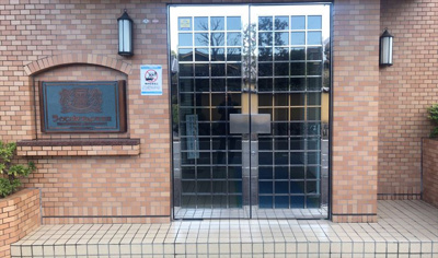 【エントランス】 | ライオンズマンション町田南 | マンションのエントランスには、もともと風よけや防犯の役割がありますが、マンションによって宅配ボックスなどの設備が備わっている所もあります。日々の生活をイメージしながら生活しやすさをチェックしましょう。