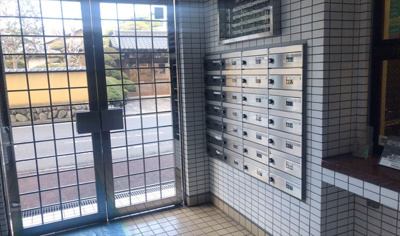 【設備】 | ライオンズマンション町田南 | エントランス付近に設置されている集合ポストは、住んでいる部屋と離れているため、ポストをあさるなど誰かに何かされていても被害に気づきにくいです。入居する時には他人に特定されにくい番号で鍵をかけましょう！