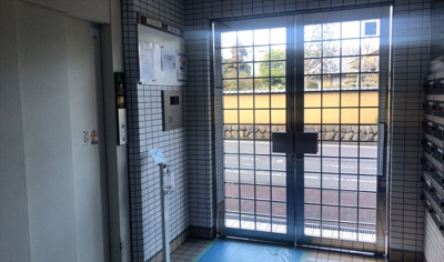 【その他共用部分】 | ライオンズマンション町田南 | 共用部分は、一棟の建物に住む区分所有者全員が共同で所有するとし、共用部分の管理、補修などは、区分所有者で形成される管理組合が行います。個人の判断で勝手に変更することはできませんので覚えておきましょう。