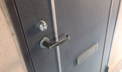 【防犯設備】 | ライオンズマンション町田南 | 室内の防犯設備もチェックしましょう！モニター付きインターホンが設置されているか、防犯シャッターが設備されているか、ベランダに人が上がってきにくい高さかなどチェックしておくと入居後も安心できるでしょう。