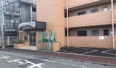 【外観】 | ライオンズマンション町田南 | 隣家の土地はどうなっているのか、生活利便施設が近くにあるのか、学校まで近いかなど、お客様のライフスタイルにあわせたイメージが重要です。また、近くにあると困る施設が近くにないかも確認するといいでしょう。