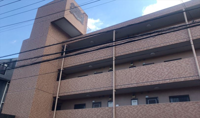 【現況写真】 | ライオンズマンション町田南 | 道幅が広い場所は日当たりや風通が良好です。幅が広いのですれ違いも可能ですし大きな車でも駐車可能！一方で、大型車が通ることも多くなるため交通量の増加により騒音に繋がります。また土地の値段が高くなります。