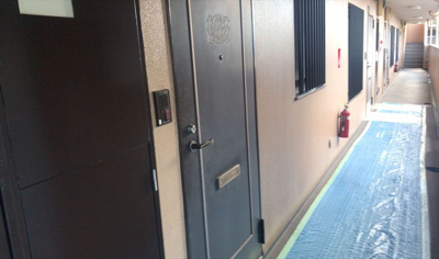 【玄関】 | ライオンズマンション町田南 | 玄関は家の顔でもあり、家族以外の目にも止まる場所です。玄関は外との間を仕切る扉、靴などをしまっておく収納スペース、靴脱ぎのたたきスペース、来客とのやり取りをするドアホンなど複数のアイテムからなります。