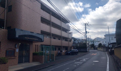 【外観】 | ライオンズマンション町田南 | 外観はマンション管理がされているかの目安になります。築年数が古いと、壁面は劣化してひび割れが生じることも！建物が古びていても細かいところが修繕されていると、きちんと管理されているなぁと感じるでしょう。