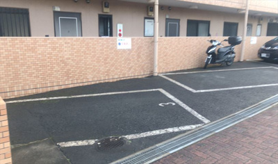 【駐車場】 | ライオンズマンション町田南 | 車一台あたりに必要なスペースは、標準サイズの普通自動車で横幅2m50cm、長さ5mは必要になります。ただし、乗降のことも考慮して横幅3m30cm、長さ5m50cmほどは確保できるところを選びましょう。