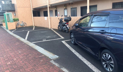 【駐車場】 | ライオンズマンション町田南 | 駐車場と明記されていても、最小スペースでつくられた駐車場だと大型車は駐車できなかったり、出入りしにくくなったりする可能性があります。お車のサイズと購入したい物件の駐車場のサイズを現地で確認しましょう。