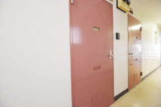 【その他共用部分】 | 皆様をお迎えする、お部屋の玄関ドア。開けやすさや開放角度、ドアノブの操作しやすさや鍵の形状などを、現地で一度ご確認ください。～即日のご見学可能～　お問合せはお気軽にどうぞ。