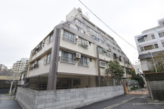 【外観】 | 手入れの行き届いた外壁やエントランスなど、「見ればわかる」レベルで清潔感を保ったマンションです。築年数を感じさせない姿で皆様をお出迎えします。～即日のご見学可能～　お問合せはお気軽にどうぞ。