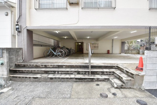 【エントランス】 | お客様を、そして住人を出迎えてくれるマンションのエントランス。ゴミが落ちていないことからも、管理状態の良さや住民の節度の高さが見て取れます。～即日のご見学可能～　お問合せはお気軽にどうぞ。