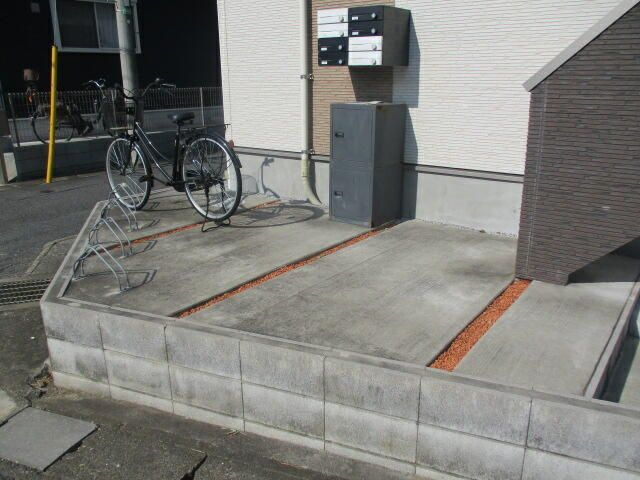 メゾンコリーヌ八柱のエントランス