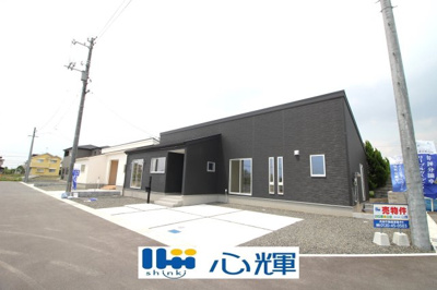【外観】 | リーブルガーデン宇部市妻崎開作第二（３号棟） | 明るい日差しが差し込む現地。車もゆったり駐めることができます。ぜひ現地をご覧ください。
