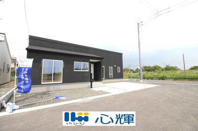 【前面道路含む現地写真】 | リーブルガーデン宇部市妻崎開作第二（３号棟） | 整備された道路に面する現地は、コミュニティー以外の方々の出入りも少なく、お車の出し入れも楽々です。
