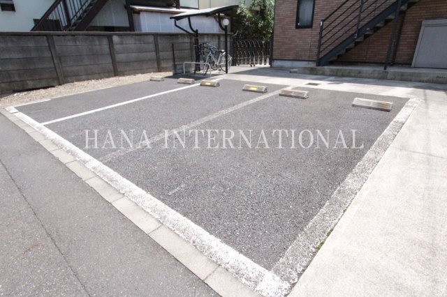 レオネクストファミールつつじヶ丘の駐車場