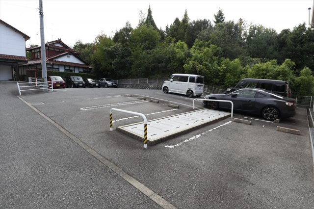 フランプレイスＣの駐車場