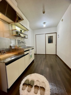 【展望】 | ※参考写真※玄関から室内への景観です！右手にトイレ・浴室、正面にキッチンスペースがあります♪