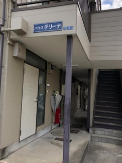 【エントランス】 | 共用廊下です♪階段を上った先にお部屋があります！