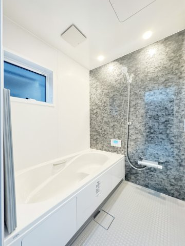 ゆったり過ごせるお風呂です
浴室暖房乾燥機、乾きやすい床材、お掃除楽々！