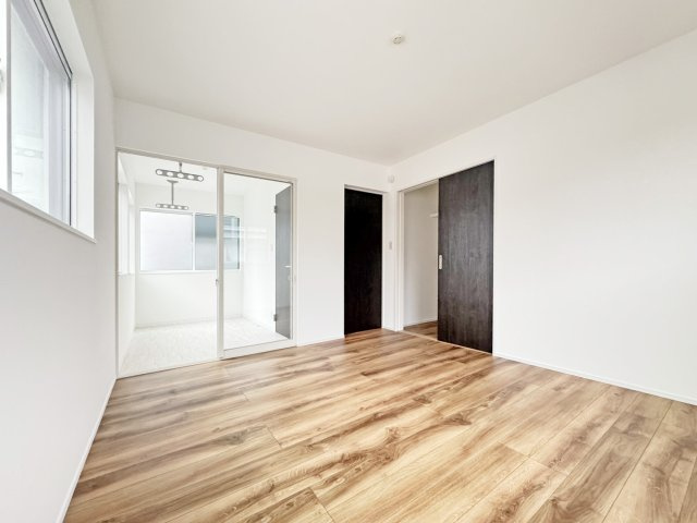 各洋室には1帖以上のクローゼットがあります。また可能な限りウォークインクローゼットを確保。ハンガーパイプ付きなので、衣類の収納もしやすく衣替えもスムーズです