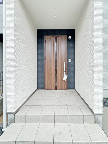 防犯パッケージ 
高いコストパフォーマンスで、強固なセキュリティを実現しました
外出先でもスマホを通して、家の安心を見守れます
①屋外カメラ②窓センサー③屋内カメラ④スマートキー