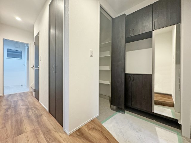 玄関には大容量のシューズボックス
土間収納も備えていますので日常的に出し入れするものを手軽に取り扱う事が出来ます