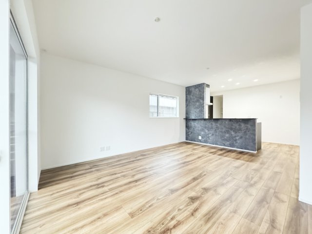 明るく広いリビング！和室と続き間で、さらに広々！
大切なご家族との団らんのスペースが広々あかるい空間として設計されています