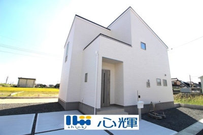 【外観】 | リーブルガーデン宇部市妻崎開作第二（４号棟） | 家の顔となる玄関は洋風なデザイン。スッキリとした広さを確保し、沢山のゲストを迎えても安心です。