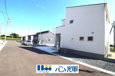 【前面道路含む現地写真】 | リーブルガーデン宇部市妻崎開作第二（４号棟） | 明るい日差しが差し込む現地。車もゆったり駐めることが出来ます。ぜひ現地をご覧下さい。
